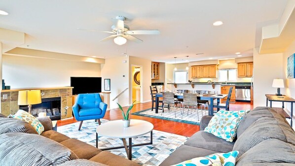 Téléviseur connecté, foyer, Netflix, table de ping-pong