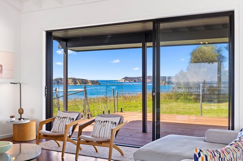 Stunning Clifftop Oasis: Breathtaking Ocean Views