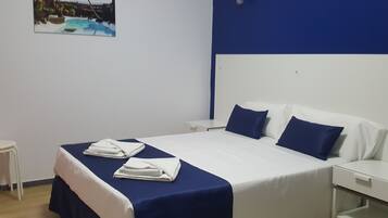 Bureau, espace de travail pour ordinateur portable, rideaux occultants