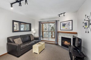 Smart TV, fireplace, video games, DVD player - 65 Glaciers Reach this 1br home has a hot tub & pool in Whistler Village (Whistler)