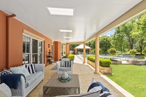 Terrace/patio - Private, Cosy 3 Room Queen Suite with  Pool, Arcadia (Dural)