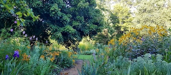 Private 3 Room Queen Suite with  Pool  in Chanticleer Gardens Estate, Arcadia