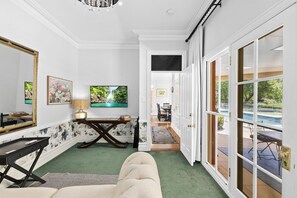 TV, books - Private, Cosy 3 Room Queen Suite with  Pool, Arcadia (Dural)