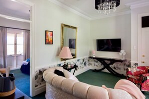 TV, books - Private, Cosy 3 Room Queen Suite with  Pool, Arcadia (Dural)