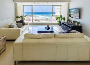 TV, DVD player, livros, videoteca