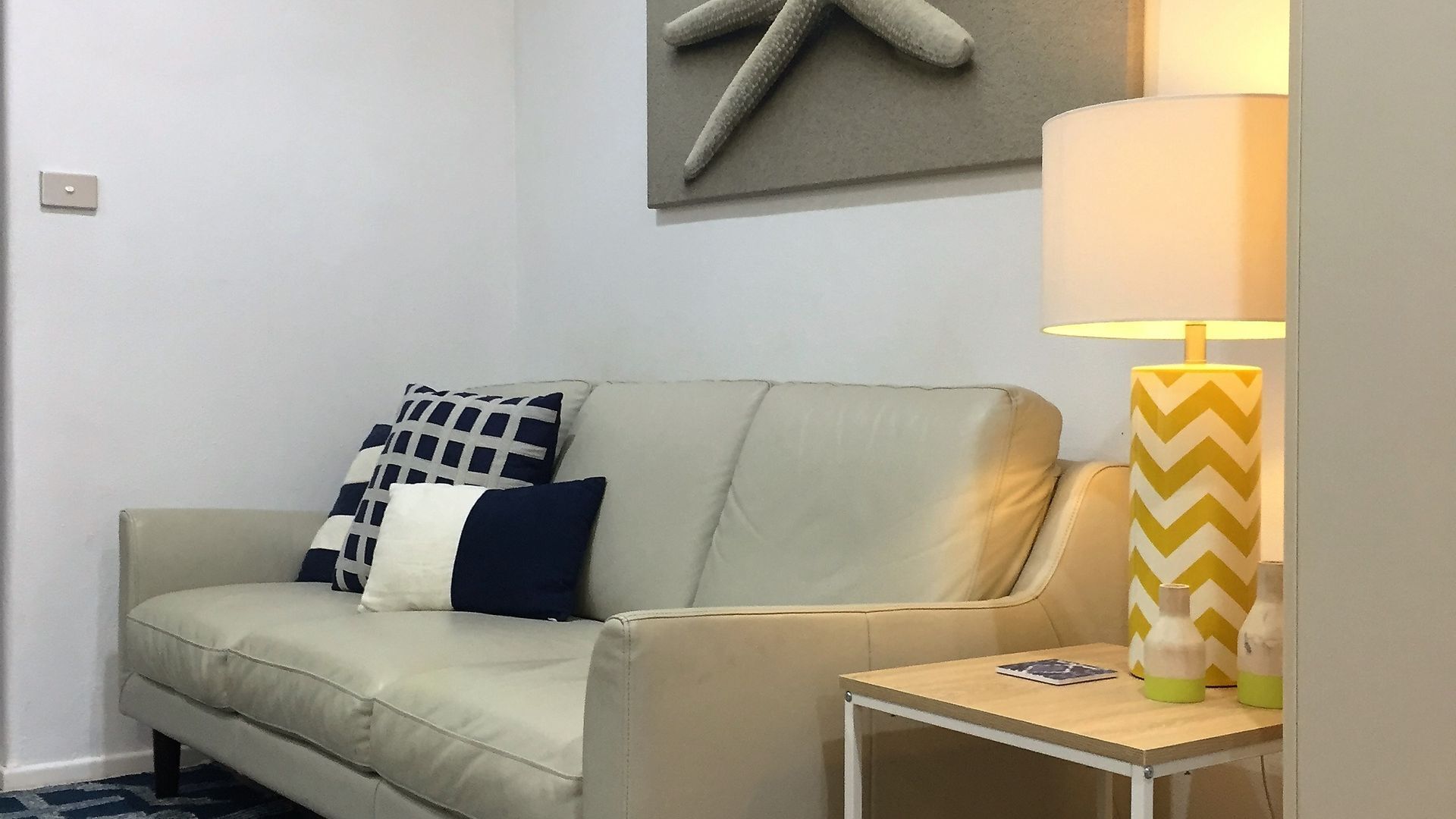 MODERN SELF CONTAINED TOWNHOUSE MINUTES FROM 4 MILE BEACH AND TOWN CENTRE