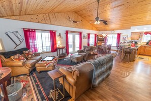 Smart TV, DVD player, books, video library - WaterfrontHome-Nature,Views,Peace-up to 12, ideal for Family/Friends/Celebration (Cambridge Springs)