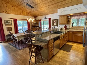 Fridge, microwave, oven, stovetop - WaterfrontHome-Nature,Views,Peace-up to 12, ideal for Family/Friends/Celebration (Cambridge Springs)