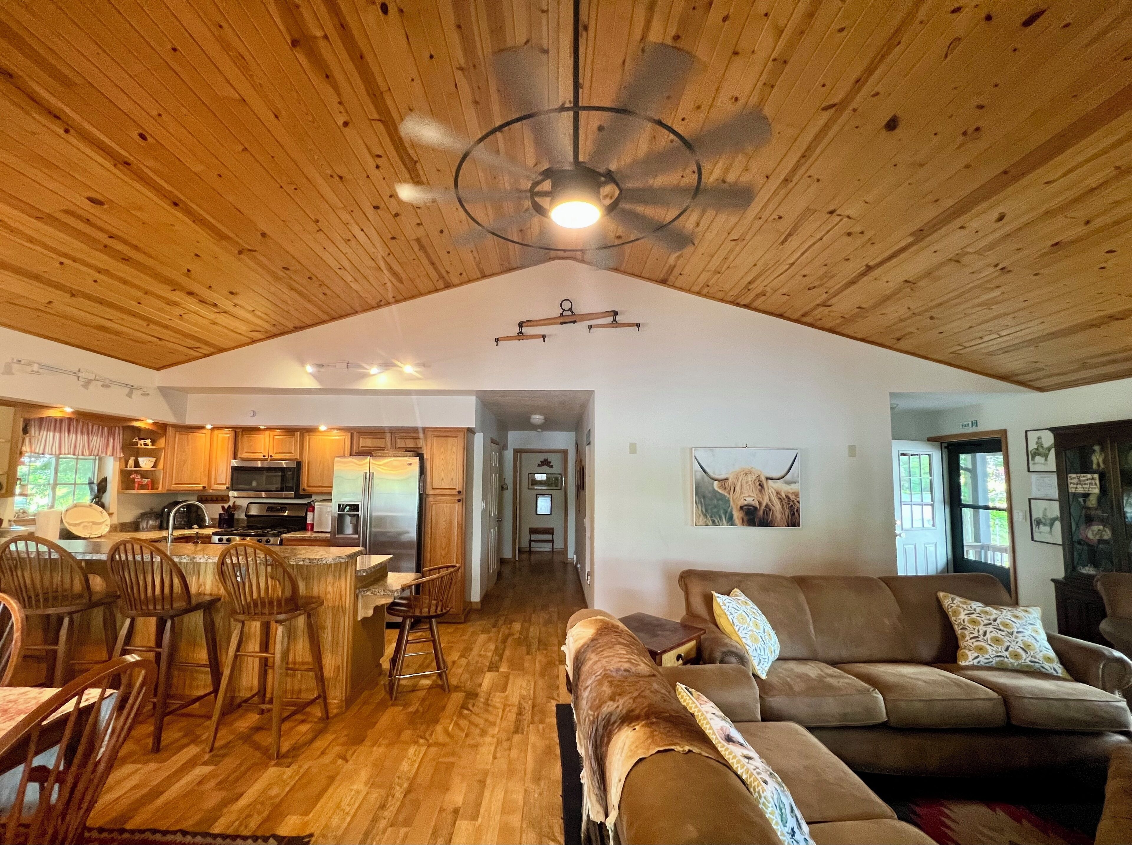 TV connectée, lecteur de DVD, livres, vidéothèque