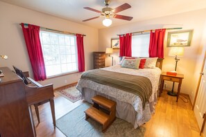 2 bedrooms, desk, iron/ironing board, travel cot - WaterfrontHome-Nature,Views,Peace-up to 12, ideal for Family/Friends/Celebration (Cambridge Springs)