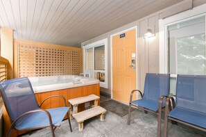 Outdoor spa tub - 46 Glaciers Reach this 2br home has a hot tub & pool in Whistler Village (Whistler)