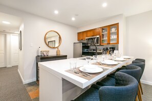 Fridge, microwave, oven, stovetop - 46 Glaciers Reach this 2br home has a hot tub & pool in Whistler Village (Whistler)