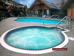 A heated pool - 46 Glaciers Reach this 2br home has a hot tub & pool in Whistler Village (Whistler)