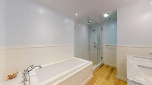 Badekar, hårføner og håndklær