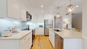 Fridge, microwave, oven, stovetop - Fully Renovated Hilton Head Vacation Rental! (Hilton Head)