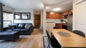 Une cuisine moderne avec des meubles en bois, un réfrigérateur en acier inoxydable et un four à micro-ondes.