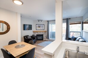 Interior - 121 Glaciers Reach a 2br with hot tub & pool in Whistler Village (Whistler)