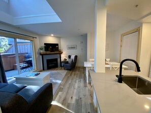 Smart-TV, Kamin, DVD-Player, Stereoanlage