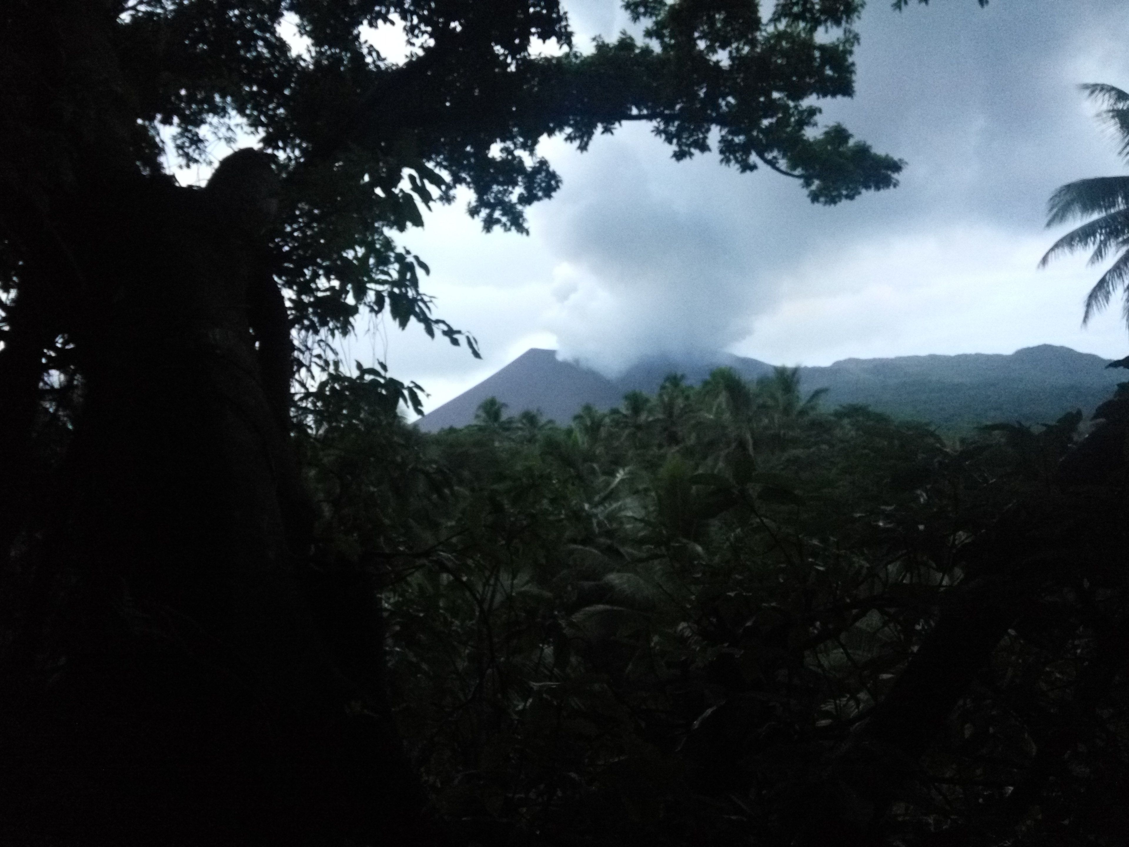 Vista de una montaña bajo un cielo nublado.