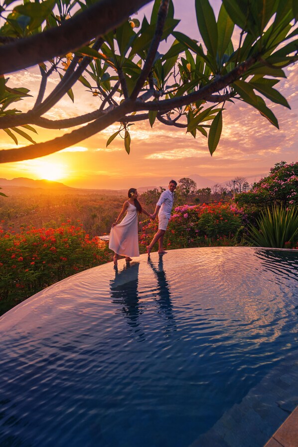Pool - 70 Km far Views over The Barat National Park and volcanos on Java. Super diving (Gerokgak)
