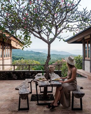 Outdoor dining - 70 Km far Views over The Barat National Park and volcanos on Java. Super diving (Gerokgak)