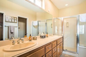 Amenidades de baño gratuitas, secadora de cabello, toallas 