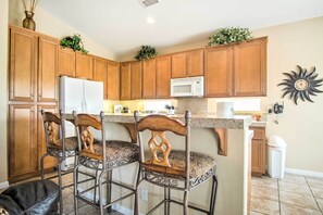 Fridge, microwave, stovetop, dishwasher - Indio Golf Abode on Fairway w/ Country Club Perks (Indio)