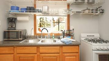 Full-size fridge, microwave, oven, stovetop