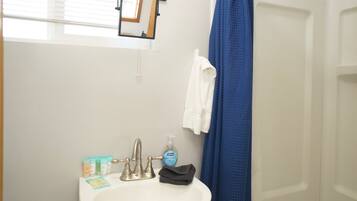 Combined shower/tub, hair dryer, towels