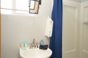 Combined shower/tub, hair dryer, towels