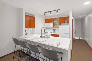 Réfrigérateur, four à micro-ondes, un four, surface de cuisson