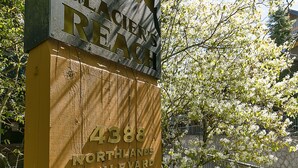 Straßenschild für Glacier's Reach, Northlands Boulevard 4388.