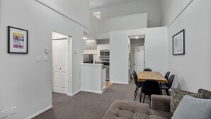 Eine moderne Wohnung mit Essbereich, Küche und Wohnzimmer.