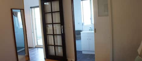 1 habitación, tabla de planchar con plancha, wifi y ropa de cama