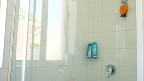 Dusj, hårføner, håndklær og såpe