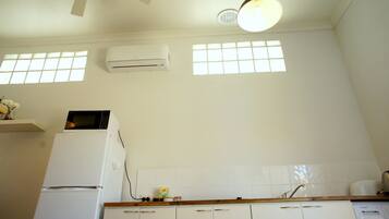 Réfrigérateur, micro-ondes, plaque de cuisson, cafetiÚre/bouilloire