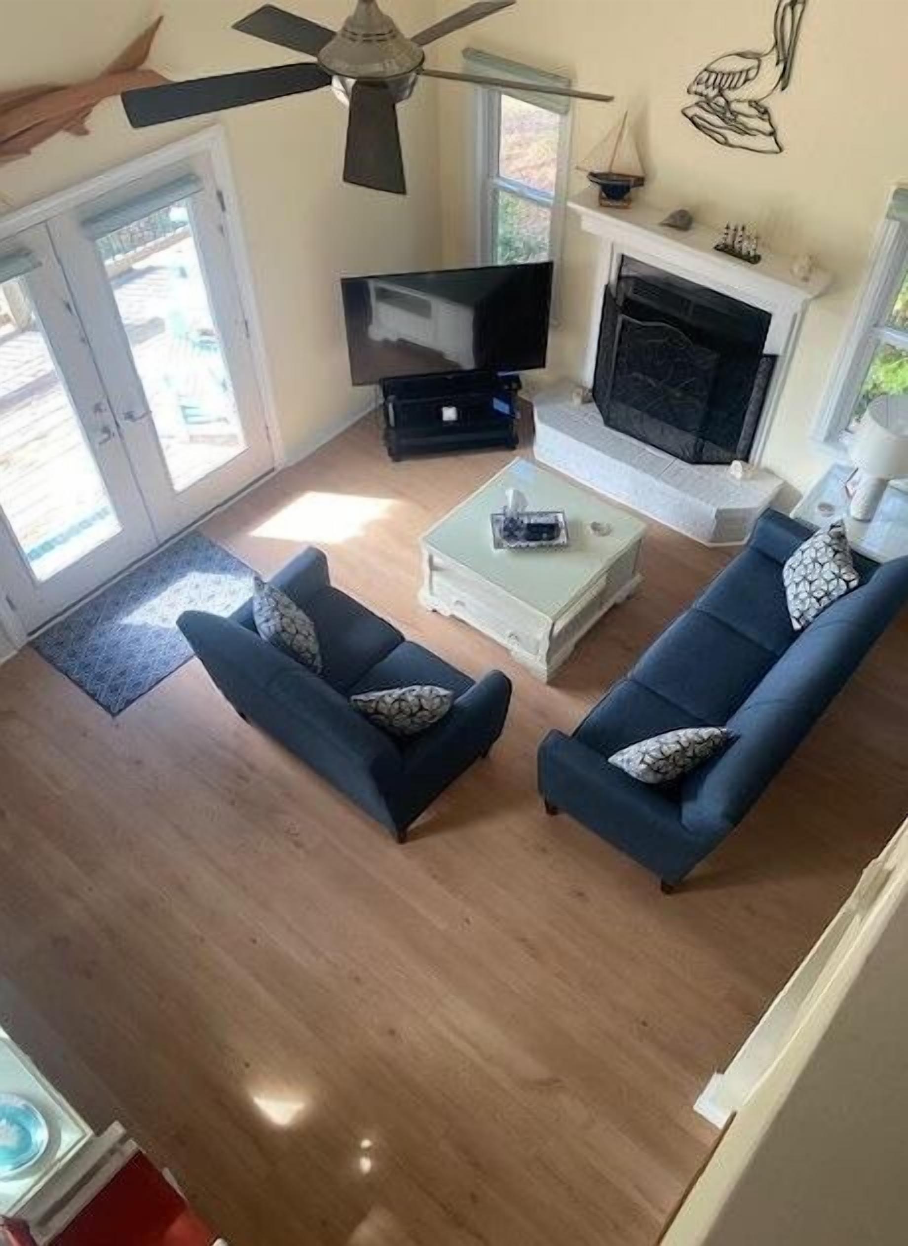 TV connectée, cheminée, lecteur de DVD, livres