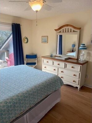 3 bedrooms, free WiFi - Discover the charm of the Lucky Pelican, a stunning ocean side cottage in the heart of Emerald Isle. (Emerald Isle)