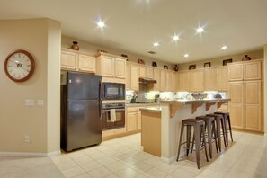 Kylskåp, mikrovågsugn, spishäll och diskmaskin