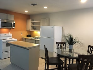 Cafetera y tetera, refrigerador, microondas y horno