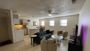 Un appartement moderne comprenant une cuisine, un espace de vie et un coin repas.