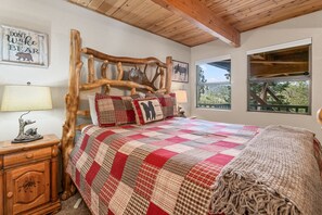 2 bedrooms, free WiFi, bed sheets - Wolf View Lodge - Air Conditioning, Close to Slopes, Views, Fireplace, Deck, BBQ (Big Bear City)