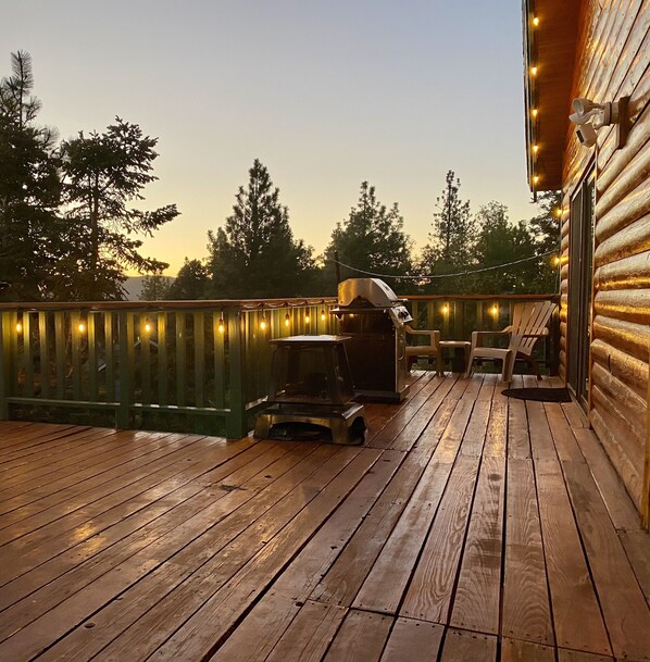 Terrace/patio - Wolf View Lodge - Air Conditioning, Close to Slopes, Views, Fireplace, Deck, BBQ (Big Bear City)