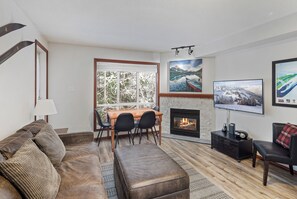 Smart TV, fireplace, DVD player, stereo - 76 Glaciers Reach this 2br home has a hot tub & pool in Whistler Village (Whistler)