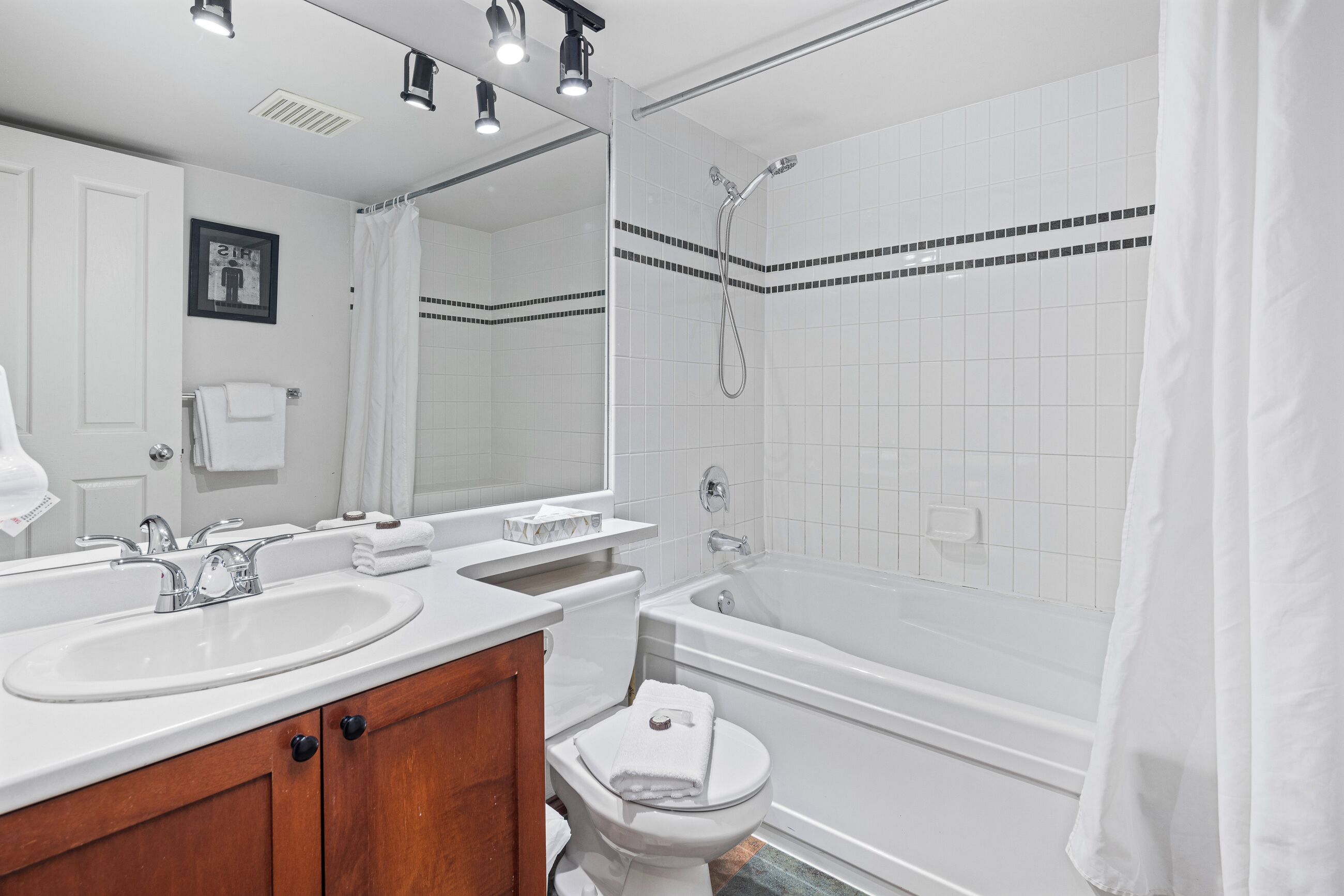 Ein modernes Badezimmer mit Waschbecken, Toilette und Badewanne.