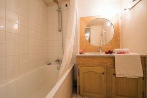 Bathtub, towels