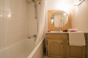 Bathtub, towels - Résidence Grand Roc - Ancolies 104, Argentière (Chamonix), France (Argentière (Chamonix))