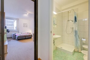 Douche, séchoir à cheveux, bidet, serviettes fournies