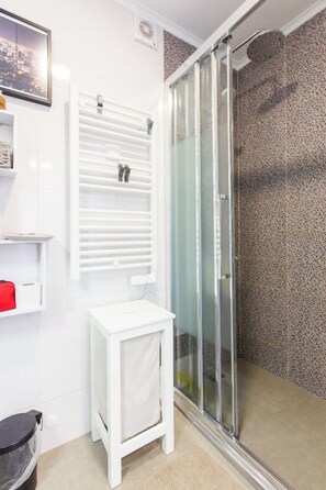 Haartrockner, Handtücher, Shampoo, Toilettenpapier