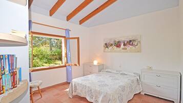 3 bedrooms, iron/ironing board, free WiFi, bed sheets